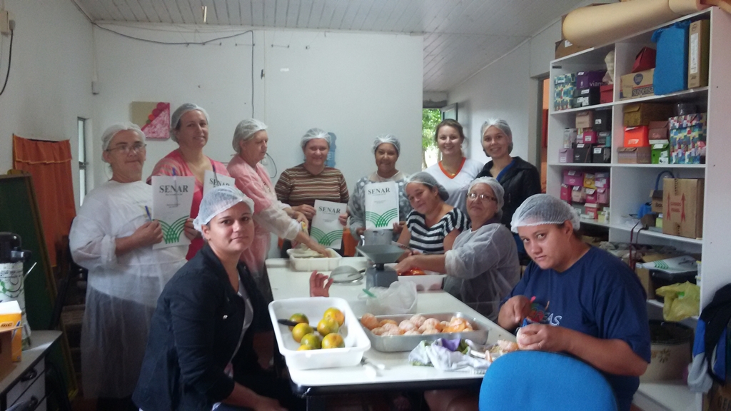 Grupos do CRAS/CREAS são beneficiados com o curso de Processamento de Fruta